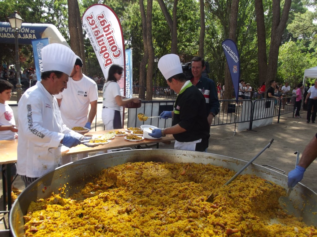 ¡Si buscas quién haga una paella gigante en tu pueblo, hazla con especialistas!