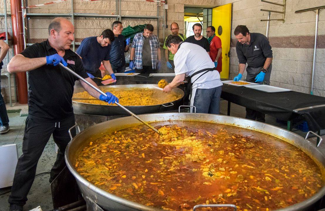 1.200 personas en una nueva paella gigante realizada por Catering Comidas Populares